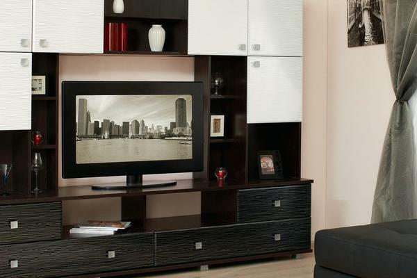Select furniture under the TV so that it beautifully and harmoniously complemented the interior of the guest room