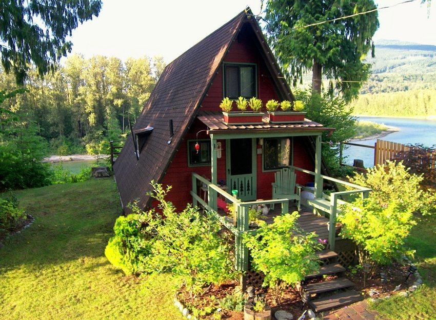 Zorgvuldige veranda van een houten huis