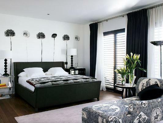 Siyah ve beyaz renkte bir yatak odası sorun yaratıcı ve yaratıcı kişiliğe seçim