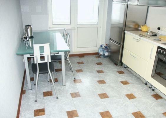 Complement interiorul elegant de bucătărie este posibilă cu ajutorul linoleum frumoase și practice