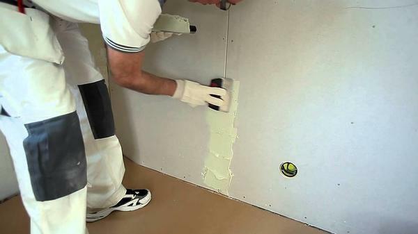 Antes wallpapering em gesso cartonado, deve putty articulações e espaço folha de fixação e, em seguida, executar o acabamento da superfície áspera