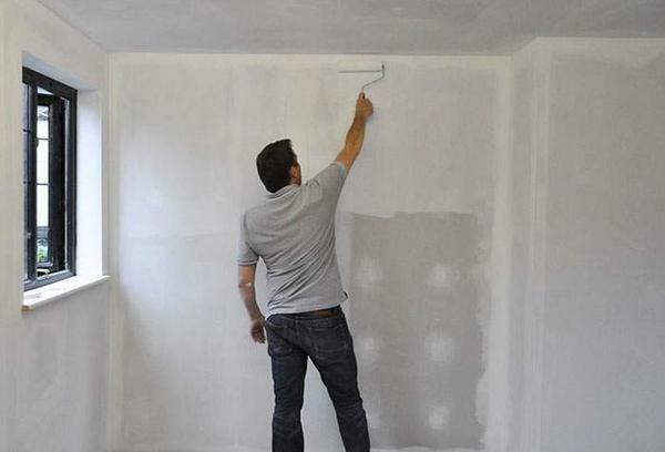 Se a parede é feita de drywall, em seguida, antes de aplicar o wallpaper líquido que deve ser ainda mais ferrado