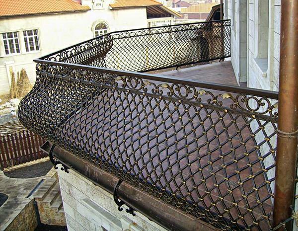 Exclusive, stylish and respectable view of the facade of your house or apartment will help to impose forged balconies with the help of delicate interlacing