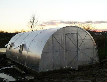 Greenhouse 5x6 kan worden gebruikt voor de teelt van gewassen voor eigen consumptie, en te koop