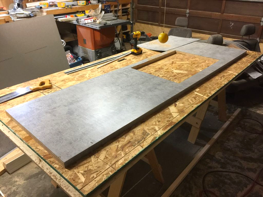 Først og fremmest skal du skære bordpladen af ​​den ønskede størrelse og form.