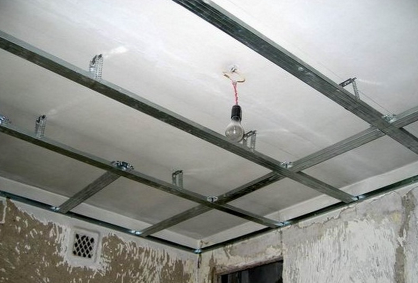 Taket er laget av MDF i trelast og mursteinshusene: hvordan å montere paneler, video-instruksjoner og bilder