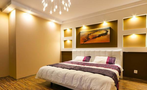 Renkantis armatūra miegamieji turėtų atsižvelgti į plotas, lubų aukštis ir bendrą stilių kambaryje