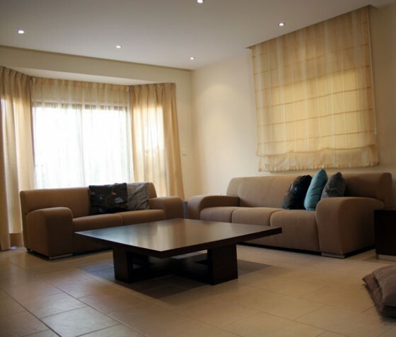 Príkladom inú konštrukciu okien v interiéri obývacej izby v minimalistickom štýle