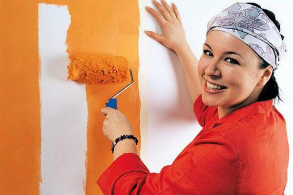 Tipik olarak, boya zaten duvar kağıdı yapıştırılır. Duvara sopa - Sigara dokuma duvar kağıdı boya ilk önce yanlış tarafında olabilir ve