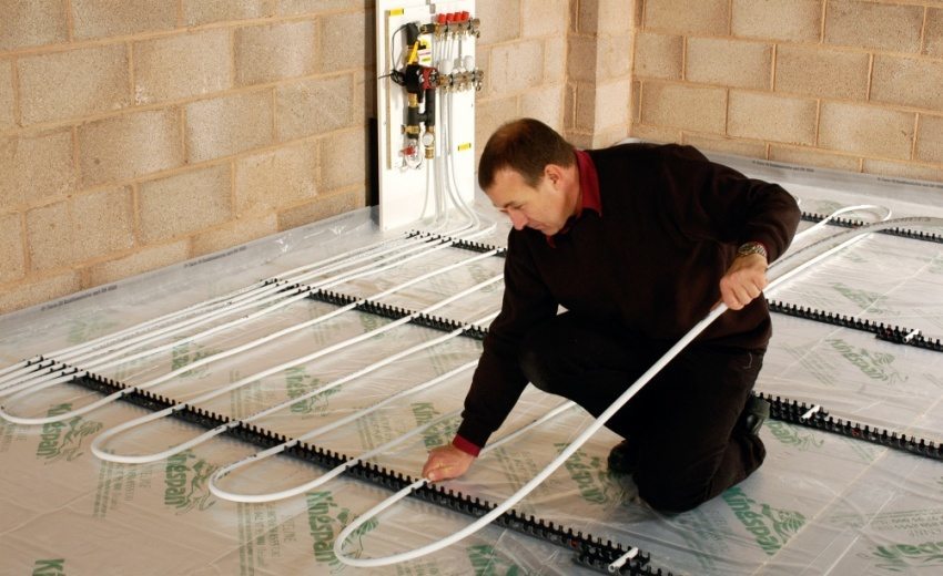 Empilhamento de tubos de polipropileno para providenciar aquecimento de piso