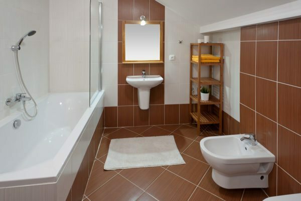 Bathroom with tiled floors. Tiles are not afraid of water, mechanical wear and serves indefinitely.
