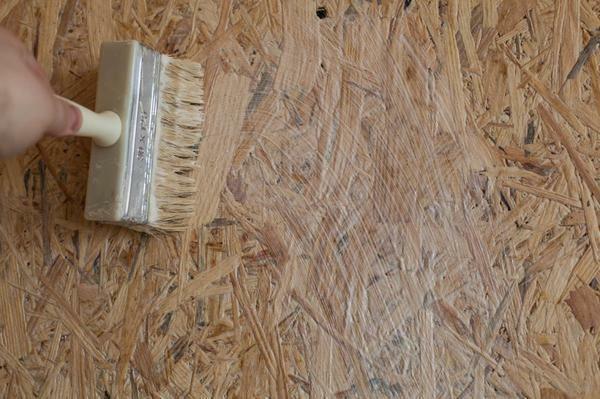 Before gluing liquid wallpaper on the OSB slab, the surface must be prepared