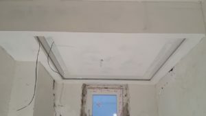 Il soffitto è rivestito e levigatura