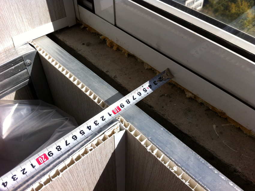 Before you install the plastic window sill, you need to saw it according to the measurements.