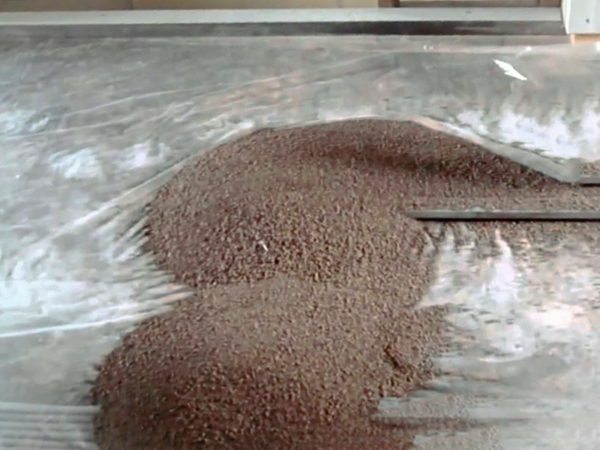 Expanderad lera är en av de billigaste materialen för tätskikt.