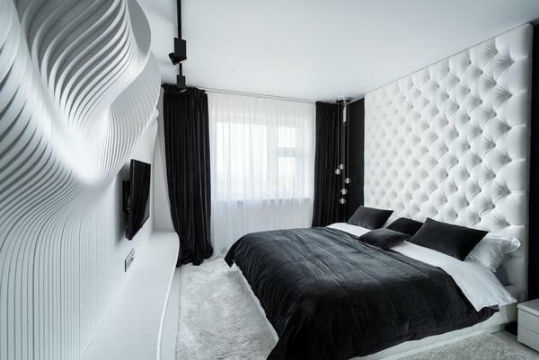 Thanks to black curtains, you can create a contrast in the room