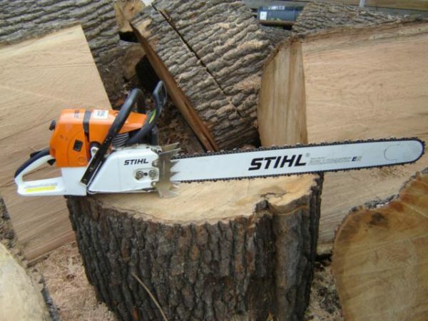 Professional "Calm" is able to cope with the most serious challenges on the cutting of trees