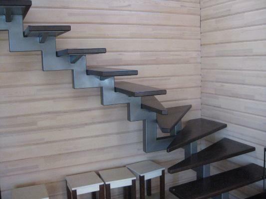 The staircase on metal kosourah perfectly complements the design of a modern room