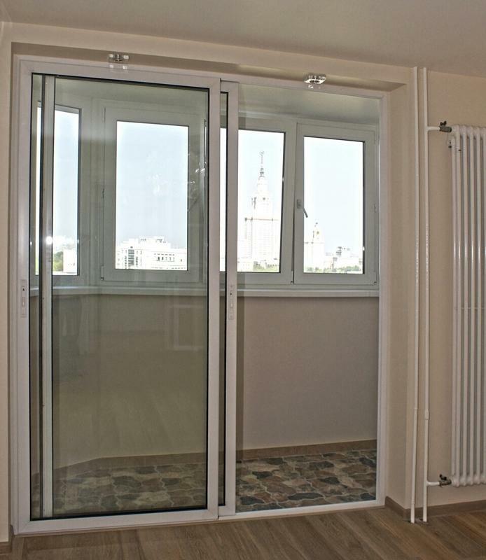 Posuvné dvere na balkón: plast a sklo, na fotografii bytu, francúzsky balkón a posuvné jazdca