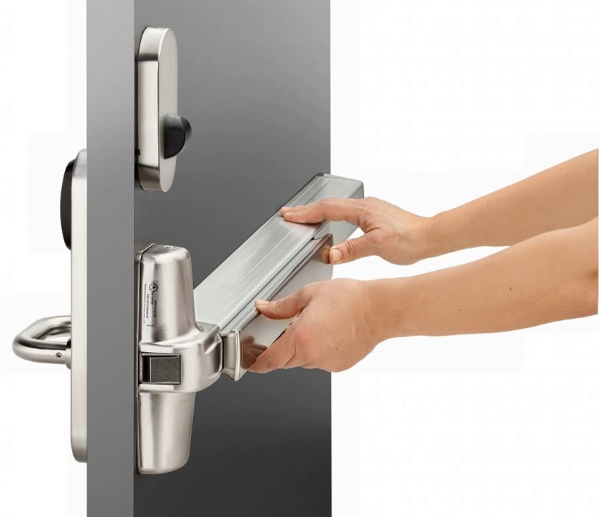 System antypaniczny pozwala na szybkie otwarcie drzwi od wewnątrz pomieszczenia, nawet jeśli jest ono zamknięte od zewnątrz na klucz