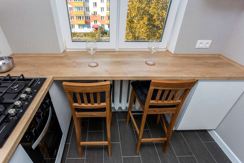 A tabletop window sill for a small family can be an excellent dining area.