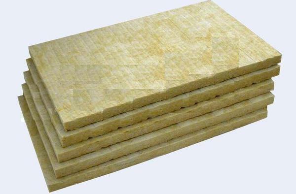 Mineral wool is an environmentally friendly, non-flammable and relatively inexpensive material for the insulation of the ceiling in the house