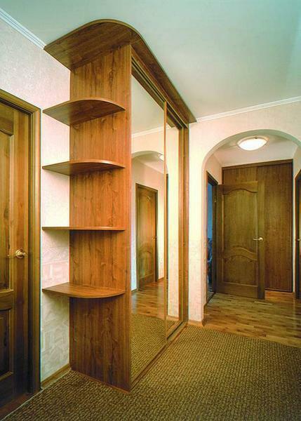 Un ampio armadio nel corridoio Krusciov può fare con le mani, ma si dovrebbe preparare i materiali e gli strumenti necessari