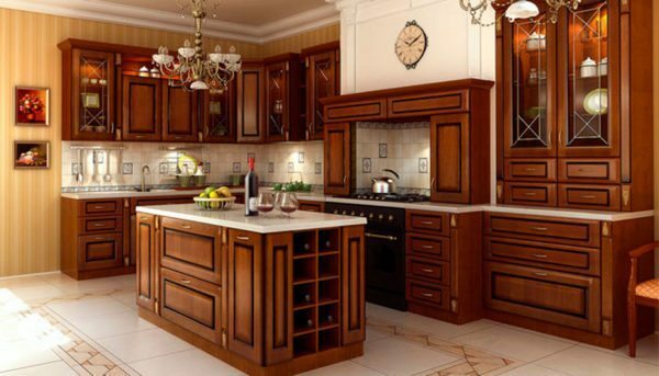 Lestenec in leseno pohištvo kot vizitko kuhinjo v klasičnem slogu.