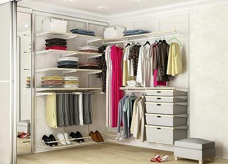 Rohová šatní skříň zabírá málo místa, takže je výborným řešením pro malé prostory