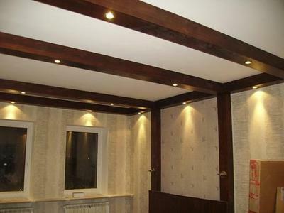 vigas decorativas são um bom elemento para a decoração do teto e criar uma sala interior interessante e original