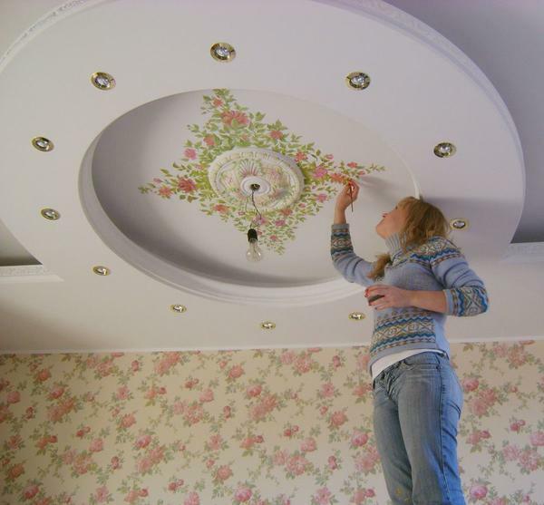 En tant que matériau pour la décoration du plafond est une peinture parfaite qui est conforme aux règles de sécurité environnementale