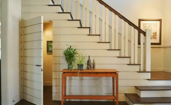 Many people prefer to choose a wooden staircase in the Scandinavian style, because it looks stylish and laconic