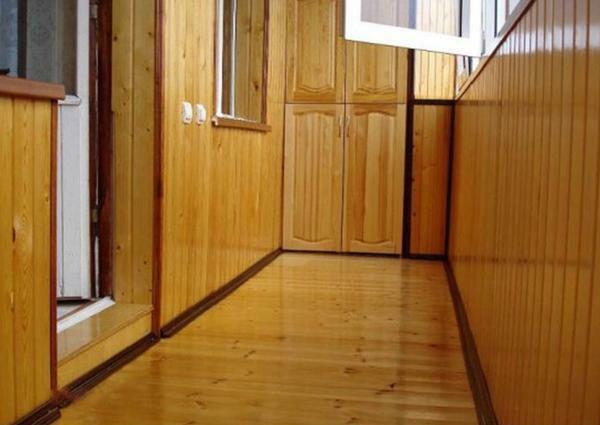 Hvis du bestemmer deg for å bruke balkongen som et rom, mens spesiell oppmerksomhet bør vies til valg av materialer til gulv