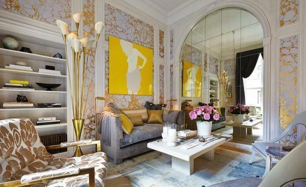 Veľká, krásna a štýlová zdobená okná organicky doplňuje interiér miestnosti