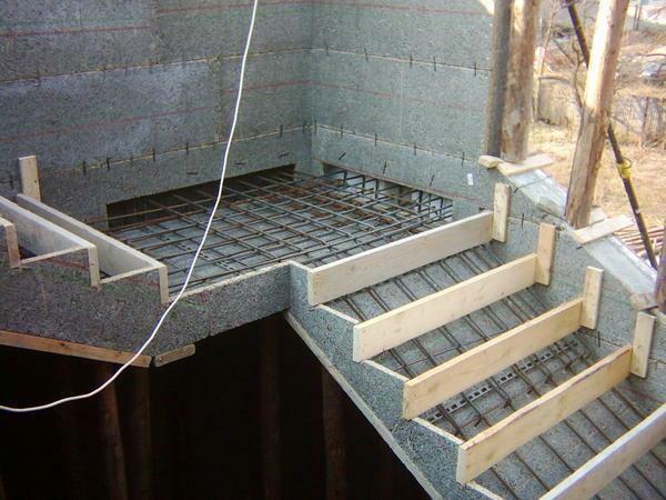 Ha úgy döntött, hogy önállóan előállítani és telepítse a beton lépcsőn, majd el kell készíteni előre anyagok