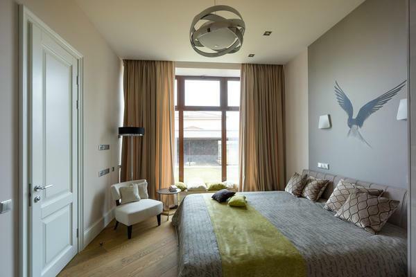 Make yatak odası iç pratik mobilya ve güzel dekor elemanları yardımıyla uyumlu olabilir