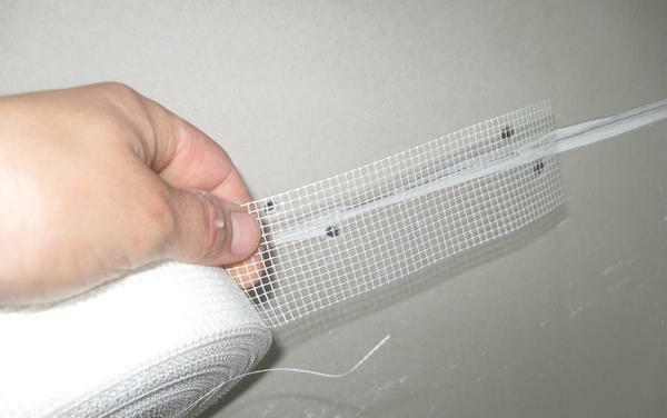 In order to avoid cracks in the plastered wall, it is necessary to use a reinforced plastic mesh under the putty