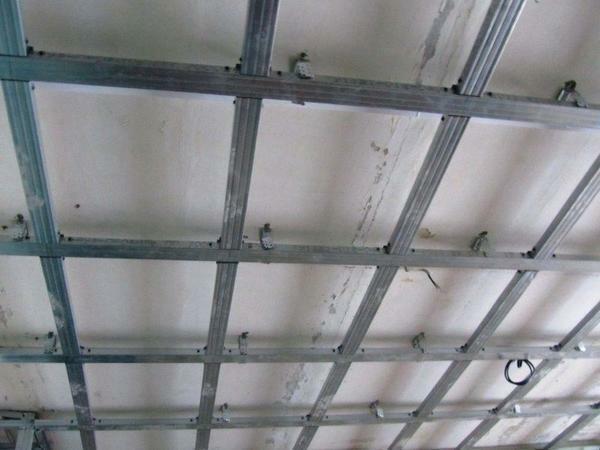 Installation of a double ceiling is a complicated process
