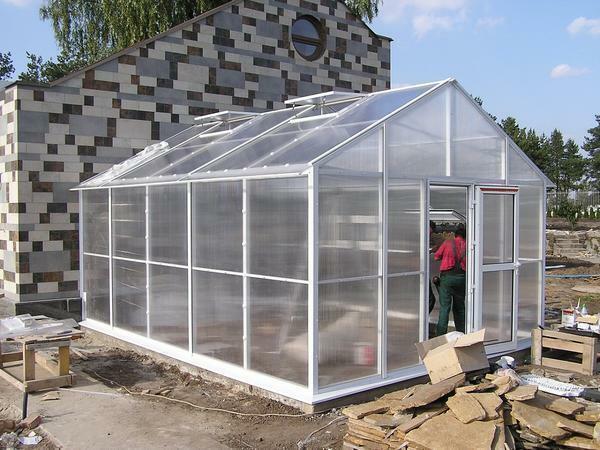 An excellent solution is the use of polycarbonate for the finishing of the greenhouse