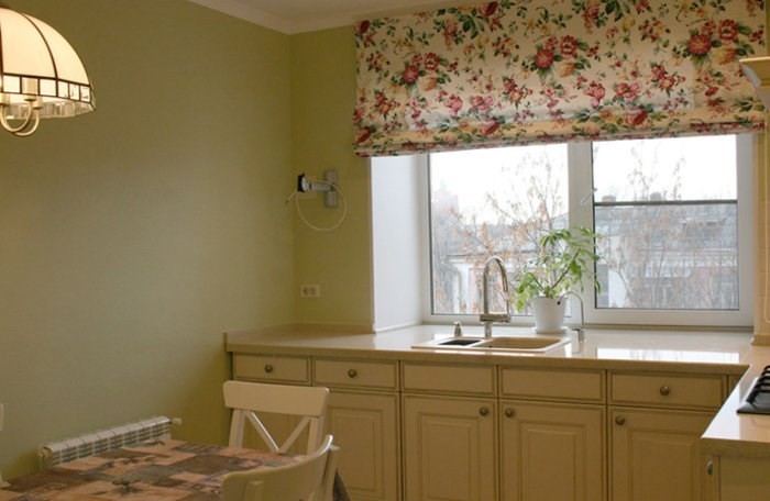 Parapety, pracovná doska v kuchyni: kombinovaný okien a pracovnej plochy