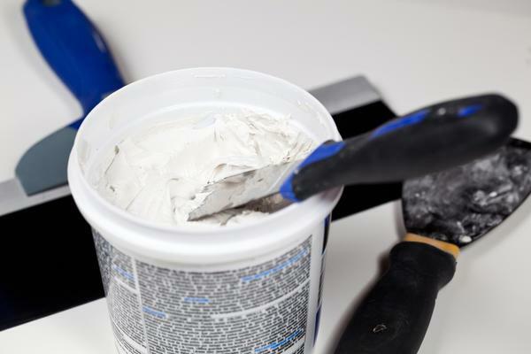A distinctive feature of acrylic putty - versatility and ease of use
