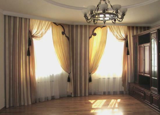 When decorating the bay windows, you need to carefully select the curtains, so that they fit the size and design