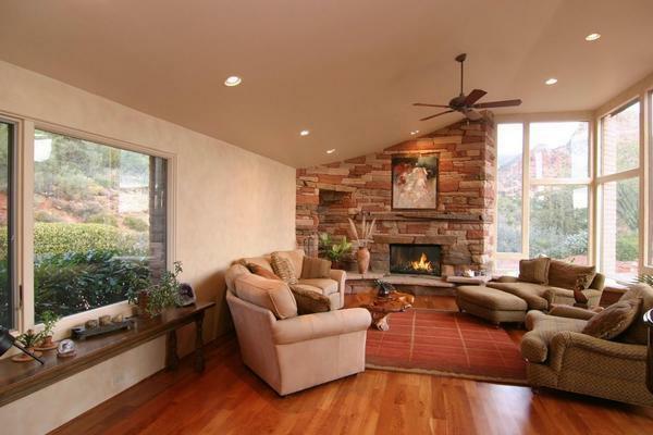 Modern nappali általában díszített természetes anyagok, mint a kőből vagy fából