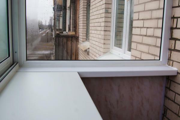 Wide window sills on the balcony can visually increase the space
