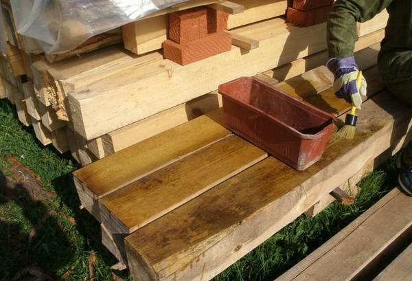 Stralen van houtrot en de nadelige gevolgen van de schors kevers, dus vóór de installatie het werk de hele houten structuren zorgvuldig moeten omgaan