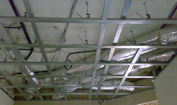 tecto suspenso esconde as condutas de ar do sistema de aquecimento, combinado com ventilação.