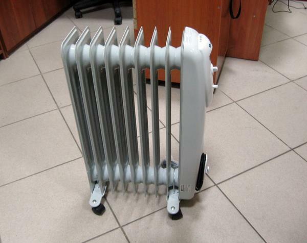 The oil cooler heats up to a temperature of +/- 60 ° C, so it does not dry the air