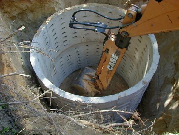 Postoje posebni betonski prsteni s rupama, kroz koje se polako curiti otpad
