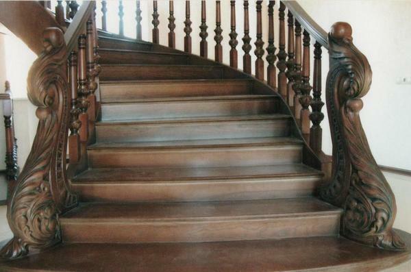 The advantages of an oak staircase are its practicality and durability