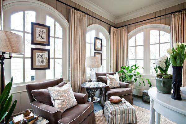 Dark cornice in a bright living room visually distinguishes a room